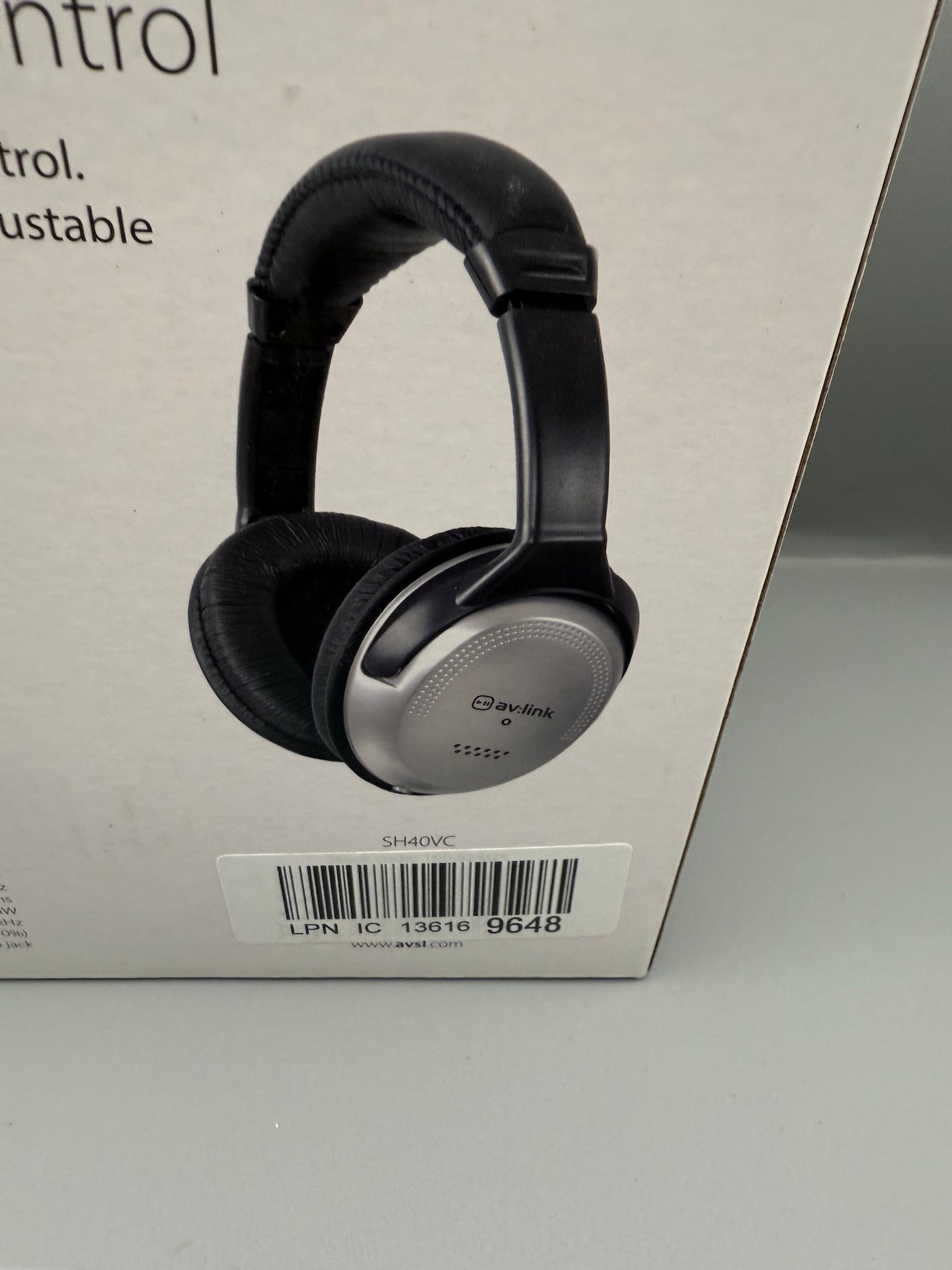 AV:Link | Full Sized Stereo Headphones with Volume Control