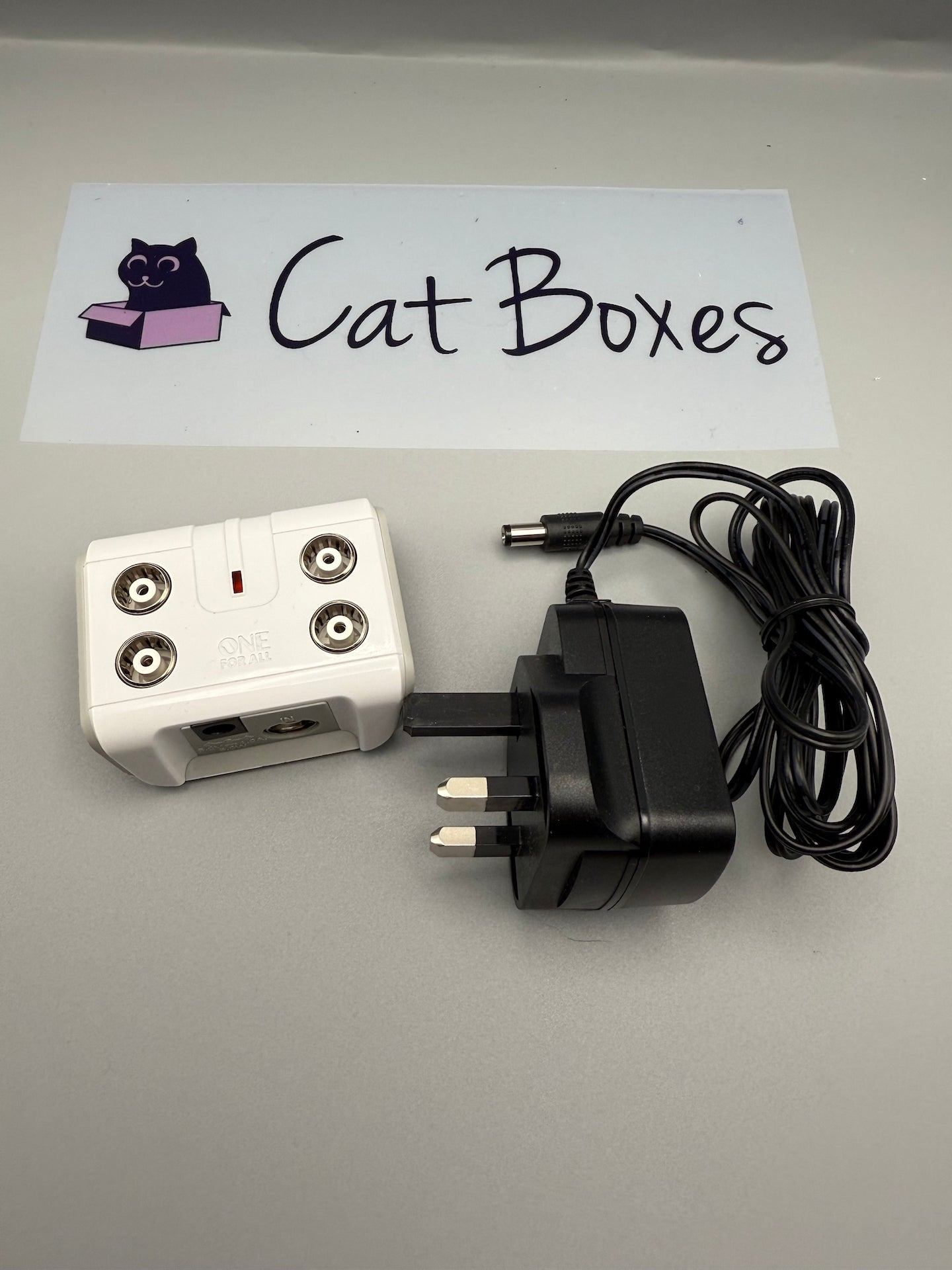 One For All Signal Booster/Splitter for TV - 4 Outputs (14x amplified) - white