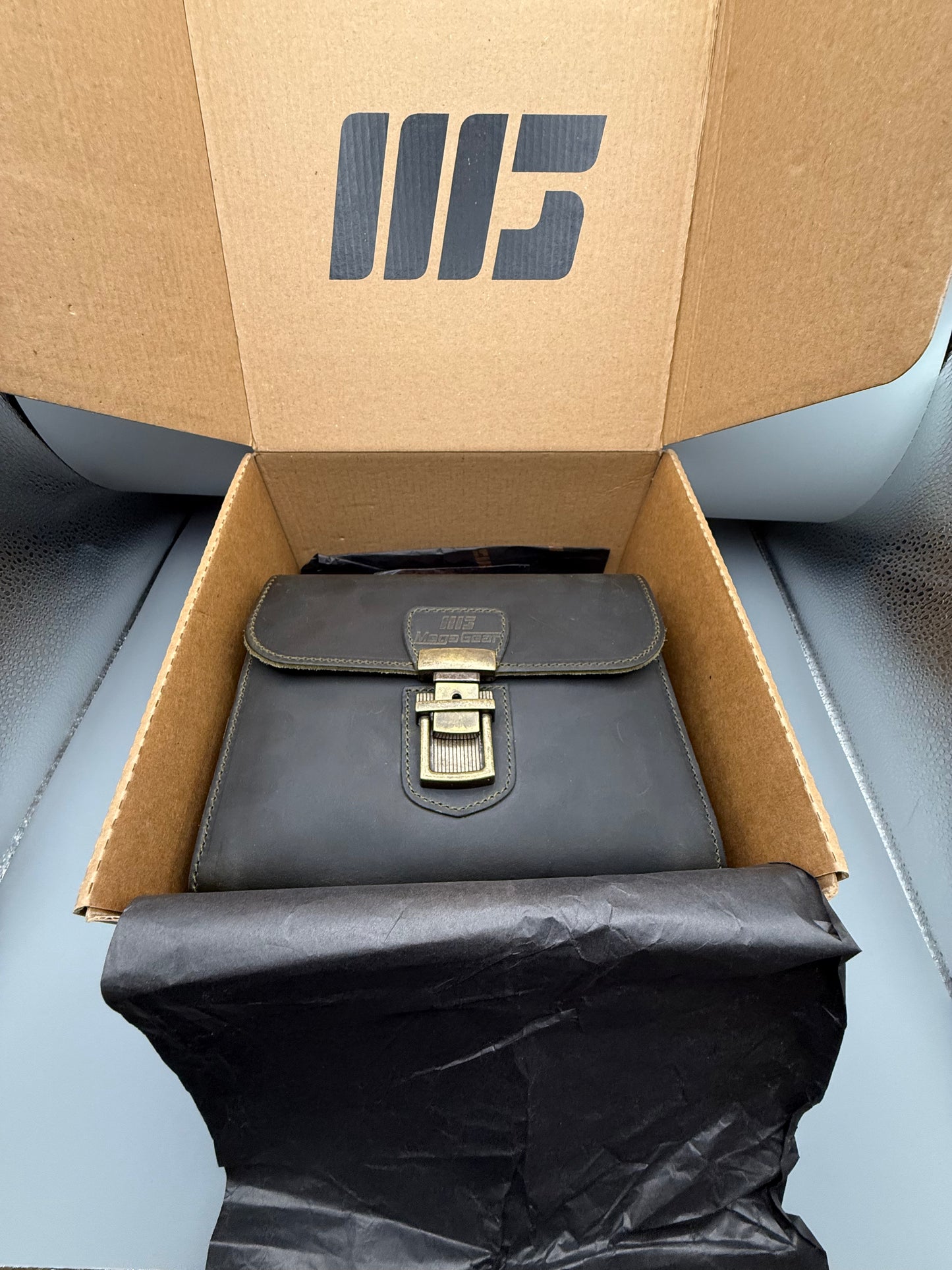 MegaGear Pebble MG1723 Genuine Leather Camera Messenger Bag - Olive