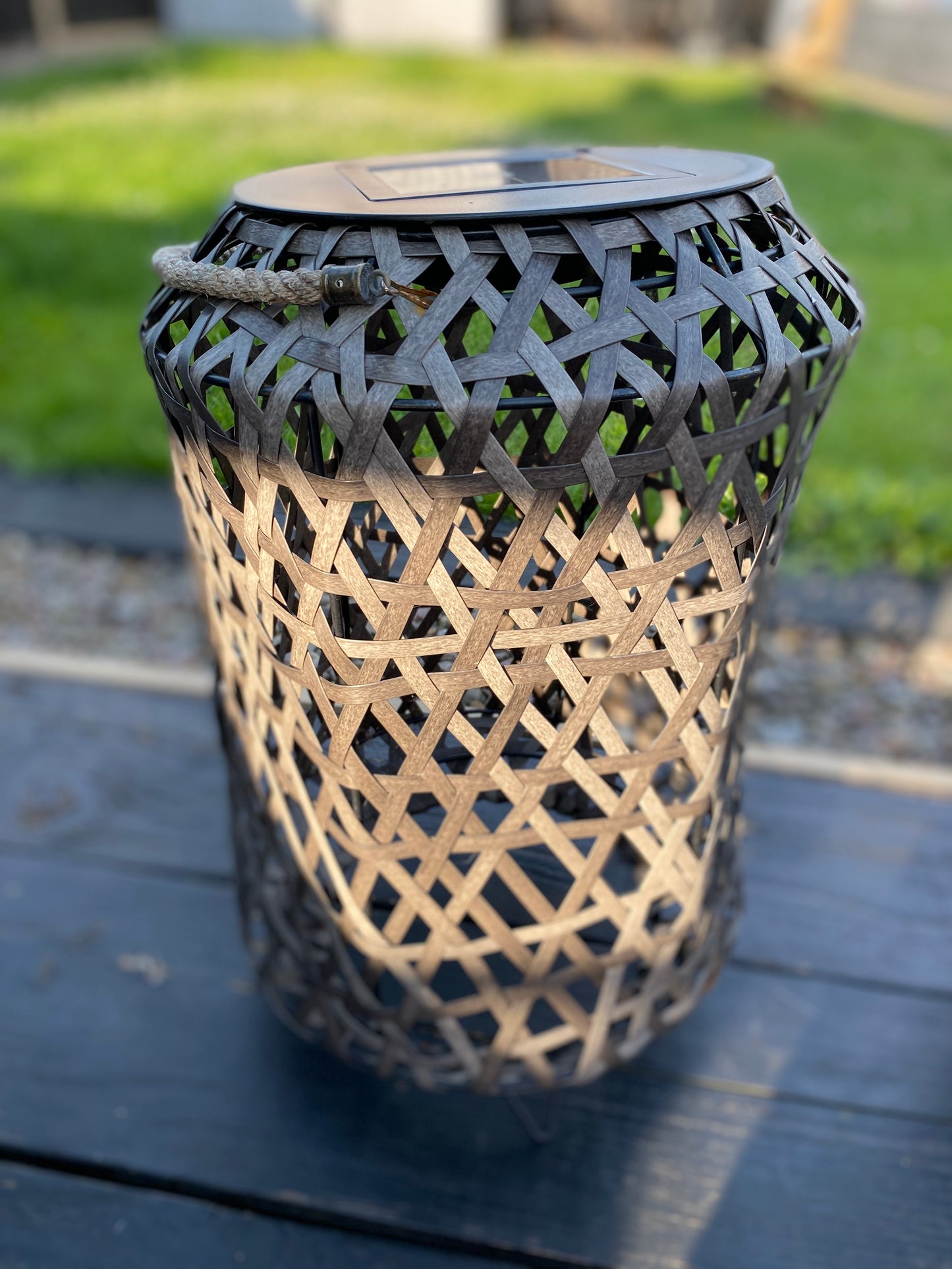 Criss Cross Aruba Weave Solar Rattan Lamp