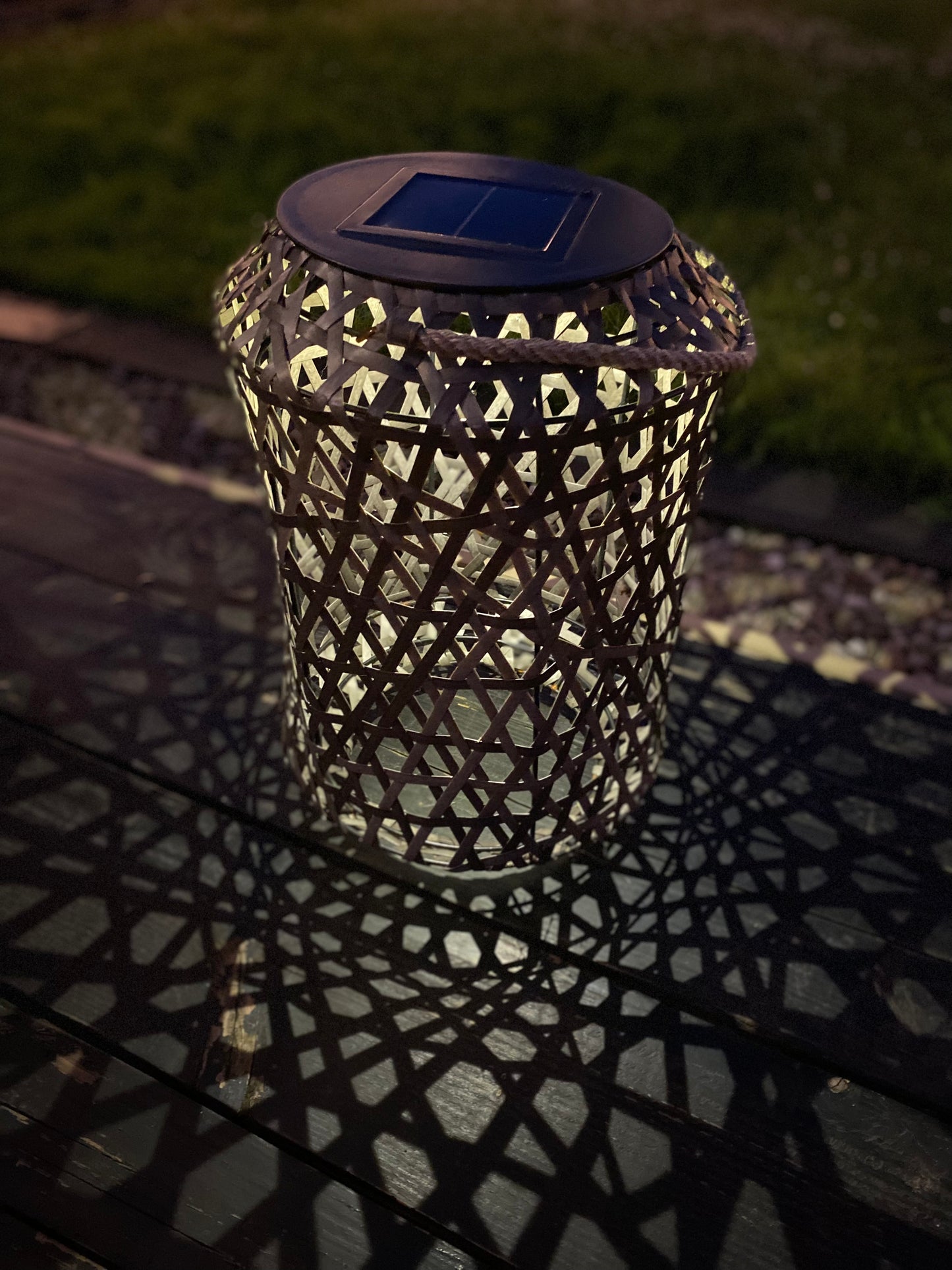 Criss Cross Aruba Weave Solar Rattan Lamp